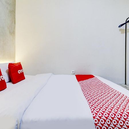 Oyo 90215 Ada Residence Telukjambe Εξωτερικό φωτογραφία