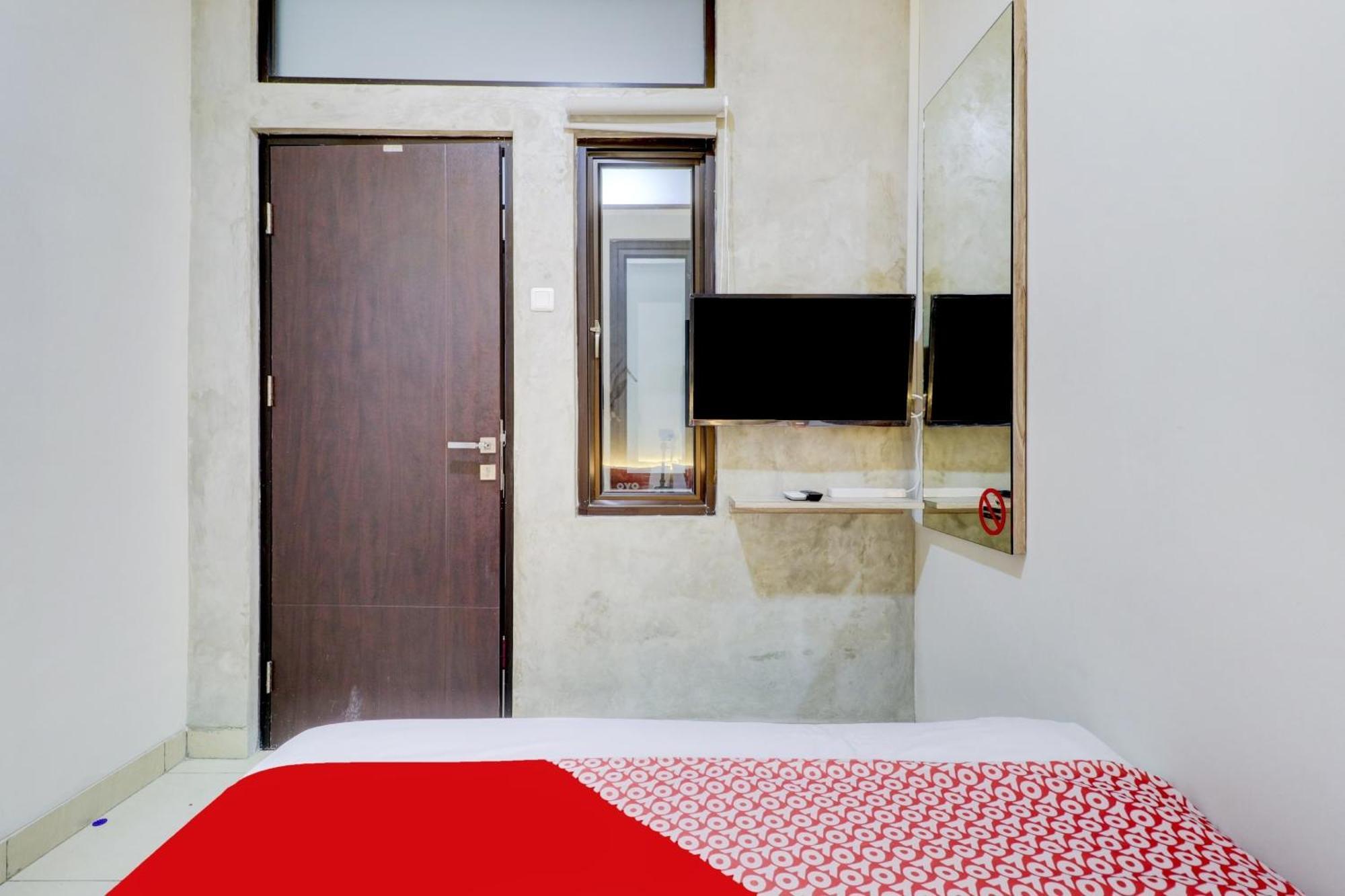 Oyo 90215 Ada Residence Telukjambe Εξωτερικό φωτογραφία