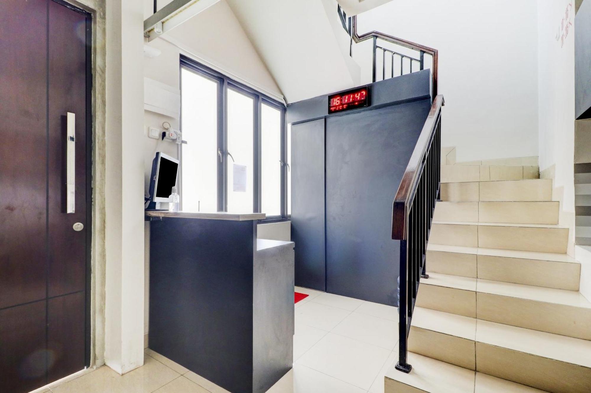 Oyo 90215 Ada Residence Telukjambe Εξωτερικό φωτογραφία