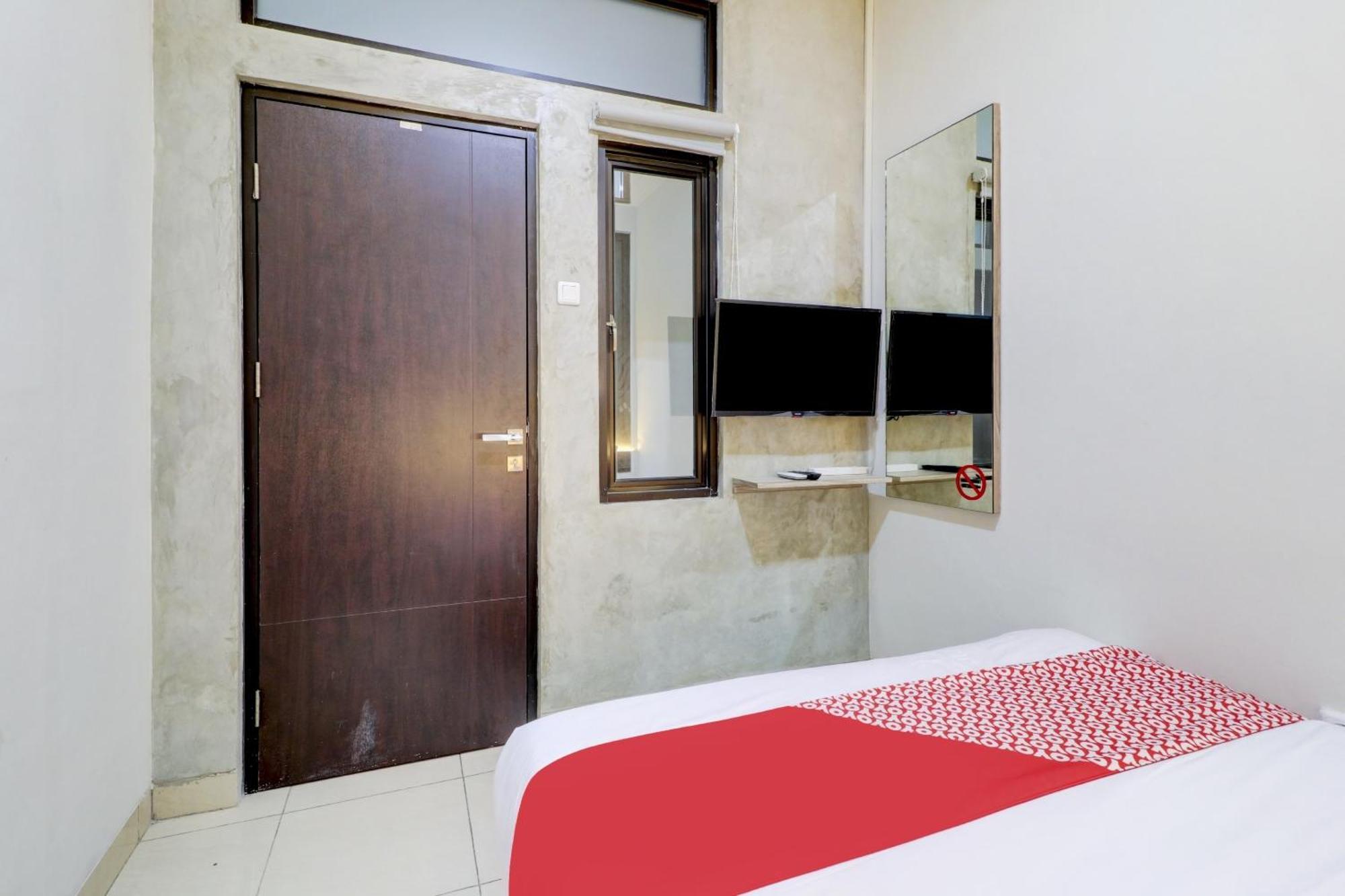 Oyo 90215 Ada Residence Telukjambe Εξωτερικό φωτογραφία