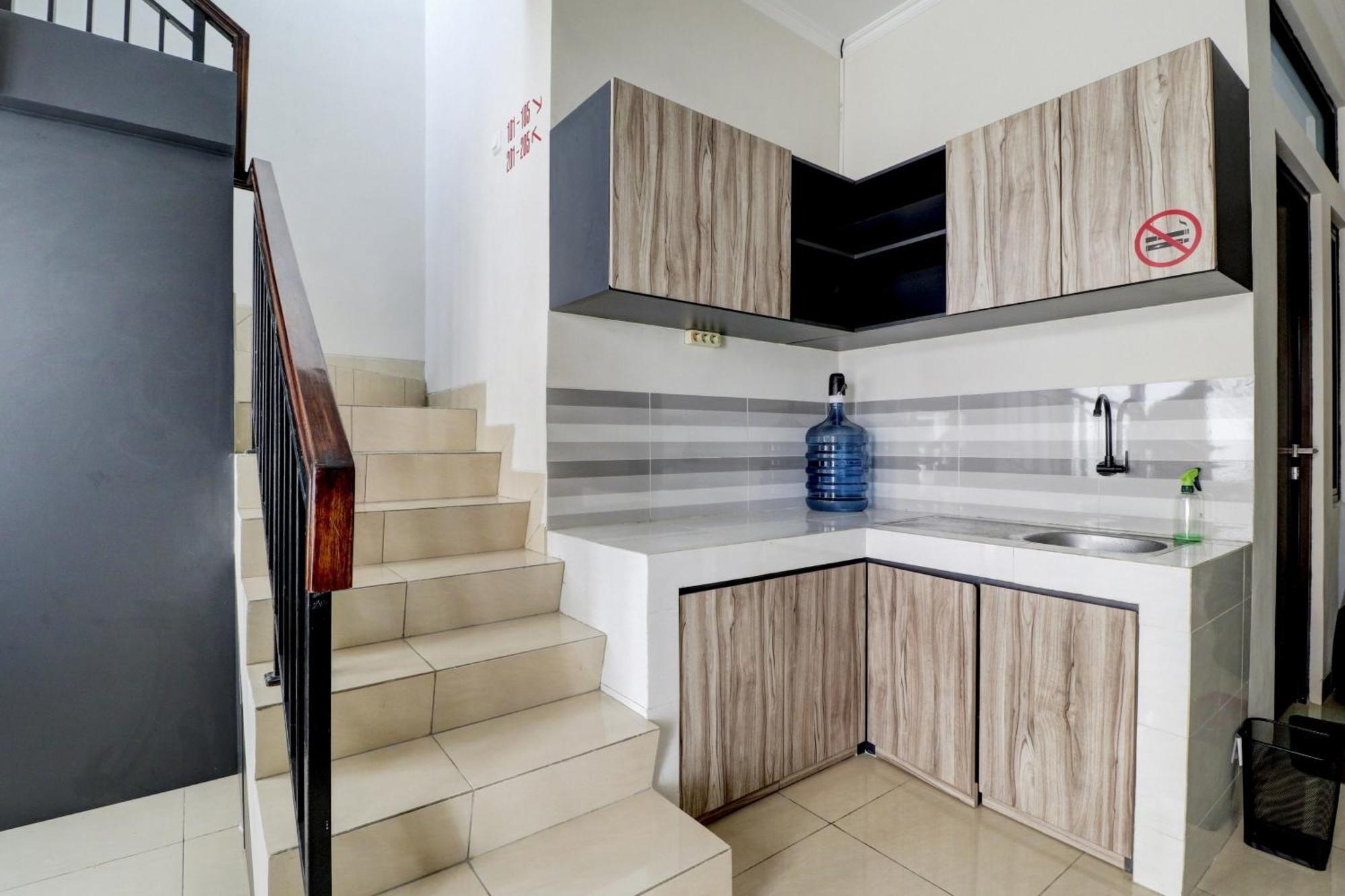 Oyo 90215 Ada Residence Telukjambe Εξωτερικό φωτογραφία